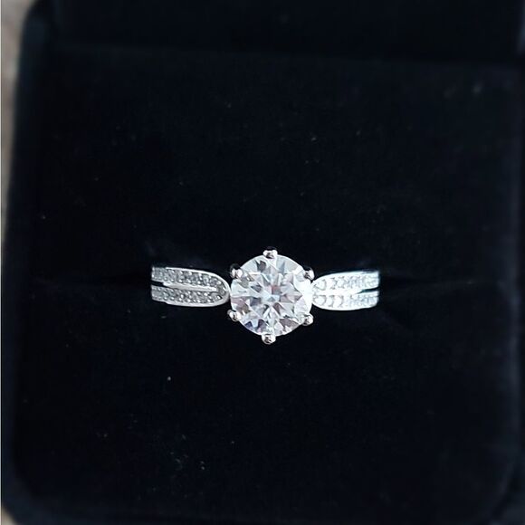 1 Carat Round Moissanite 925 Silver Ring - Picture 3 of 12